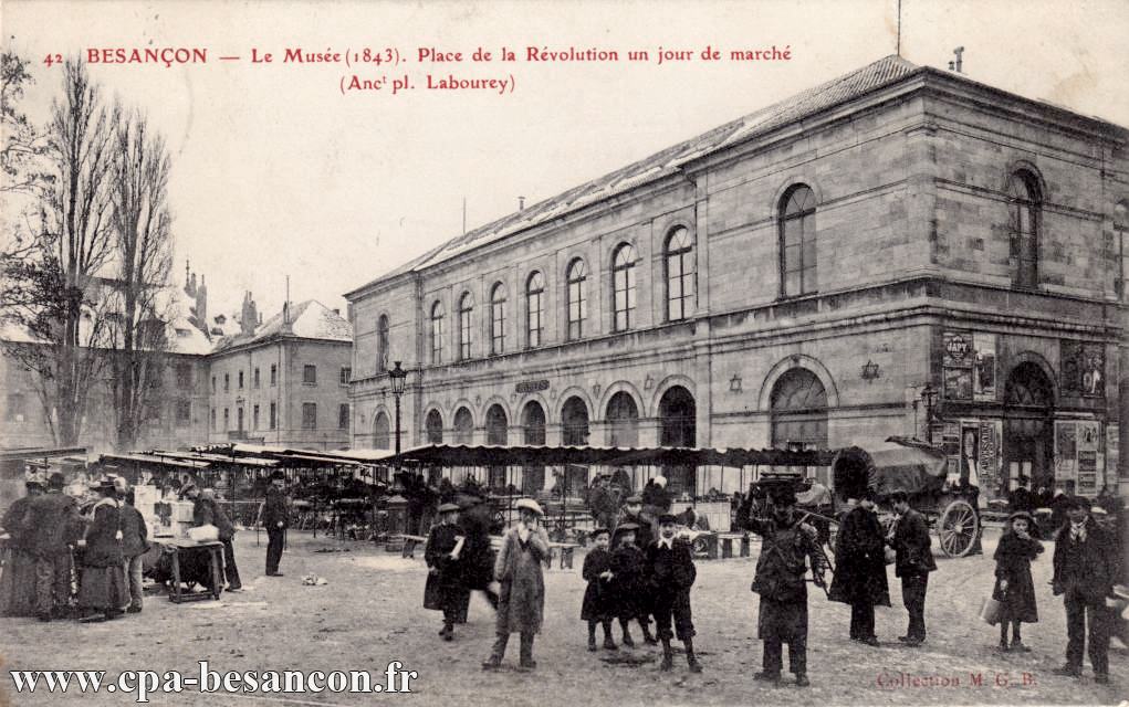 42 BESANÇON - Le Musée (1843). Place de la Révolution un jour de marché (Anct pl. Labourey)